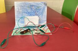 Bulb and buzzer circuit